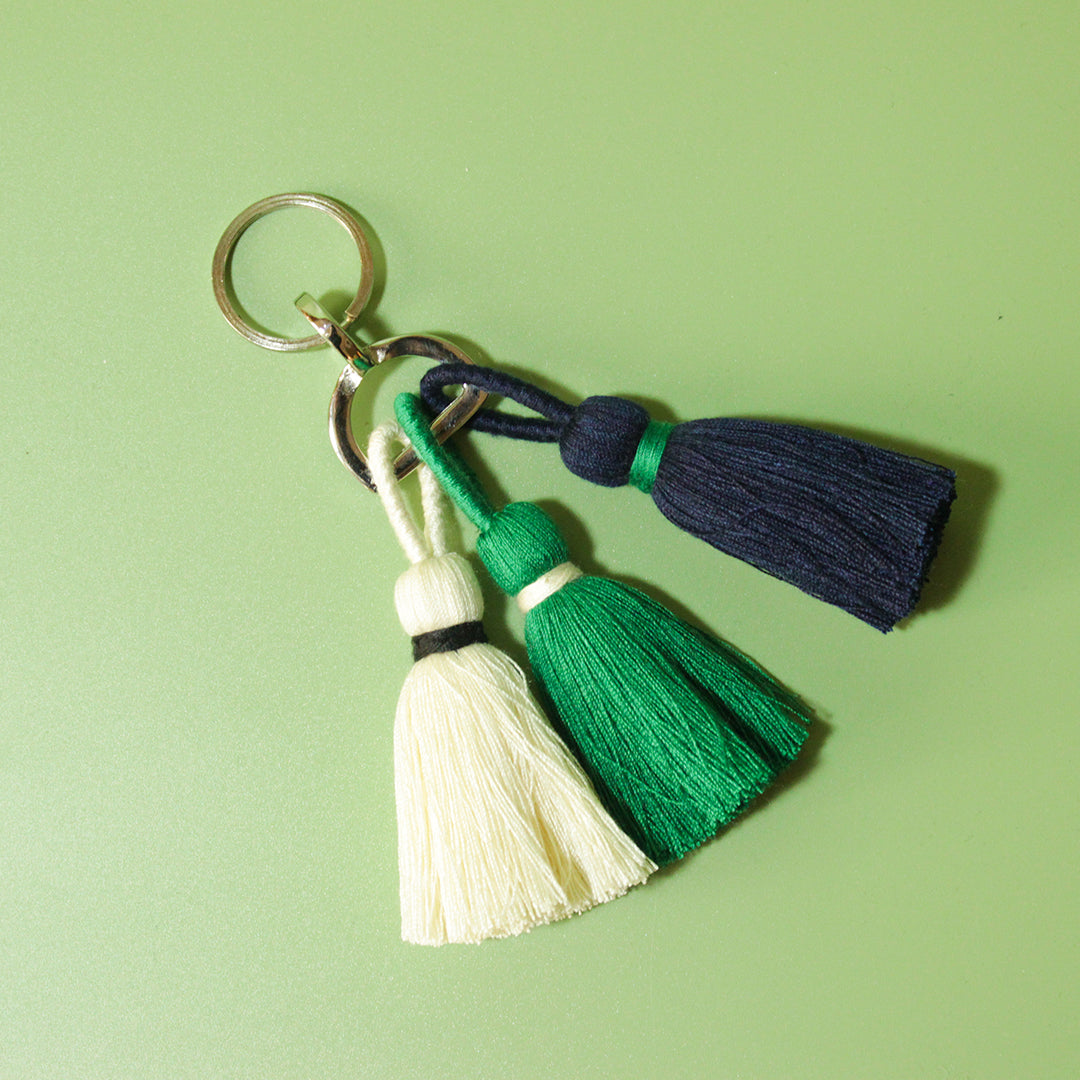 Schlüsselanhänger in weiss grün blau mit Tasseln