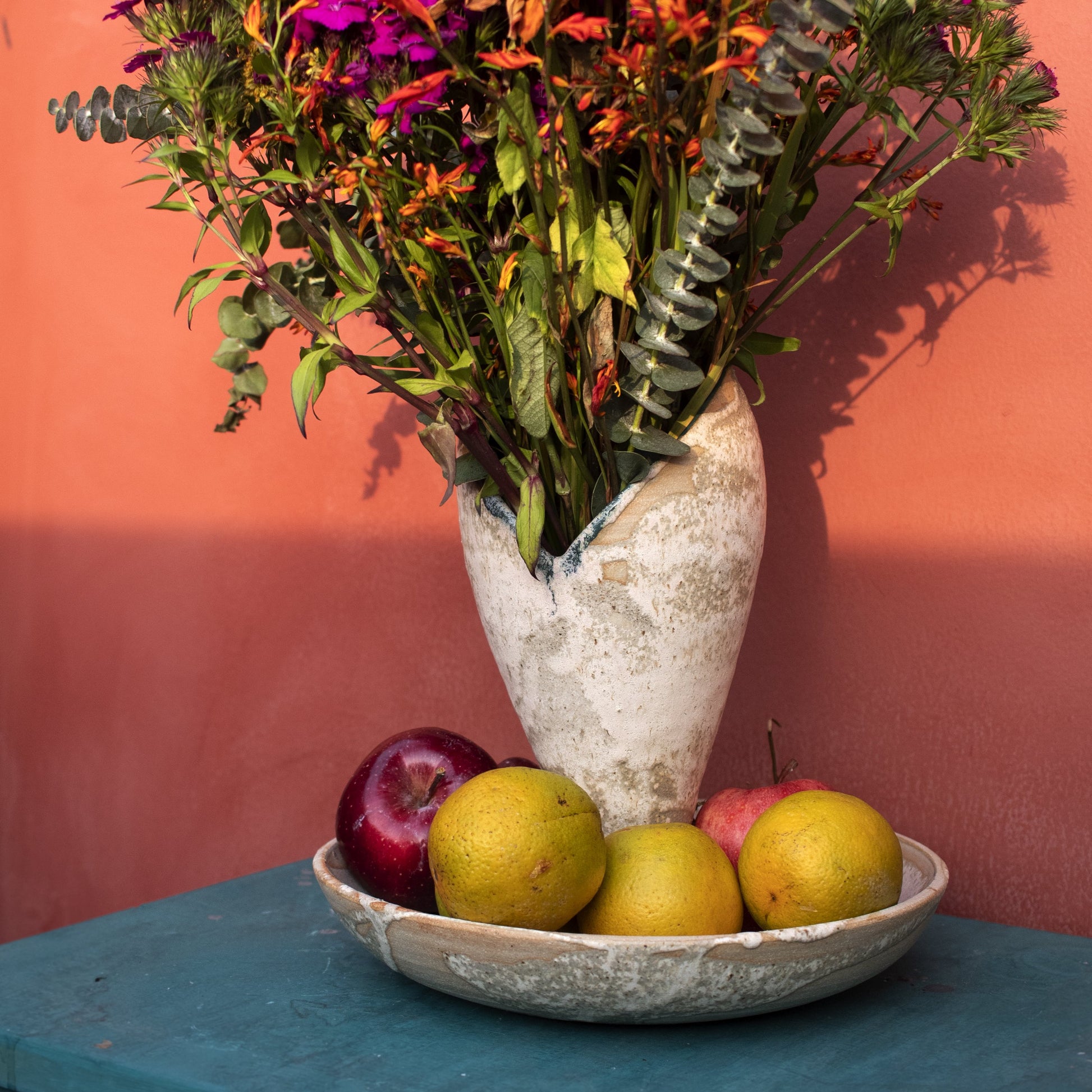 Blumenvase mit Blume und Früchten