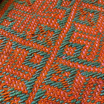 Detail Handgewobener oranger Teppich mit Ethno Muster
