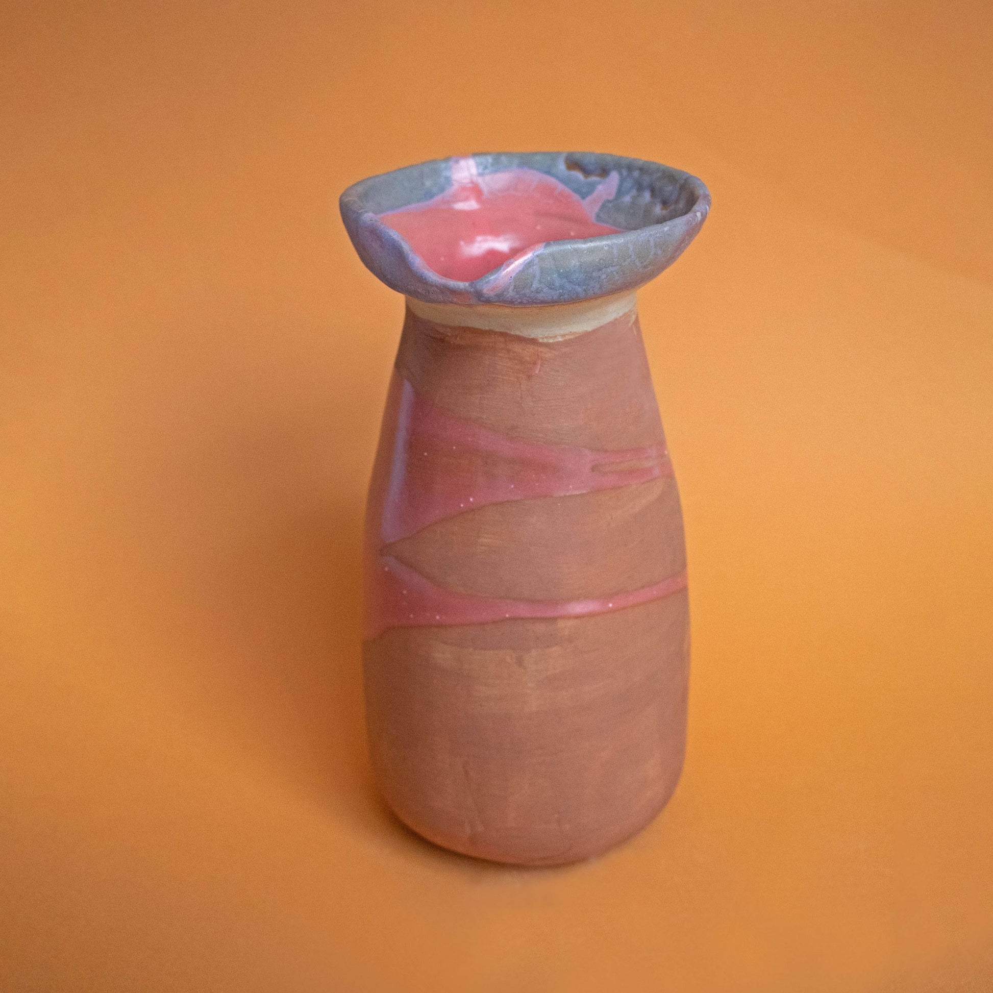 Handgefertigter rosafarbener Krug inspiriert von peruanischen präkolumbischen Formen.